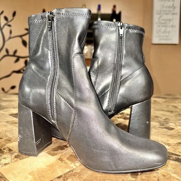 Express Women's Leather Pointed Toe Ankle Boots in Black - Picture 4 of 11